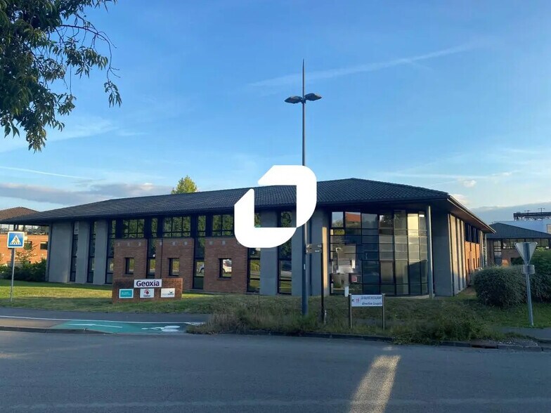 Office in Lezennes for lease - Building Photo - Image 2 of 11