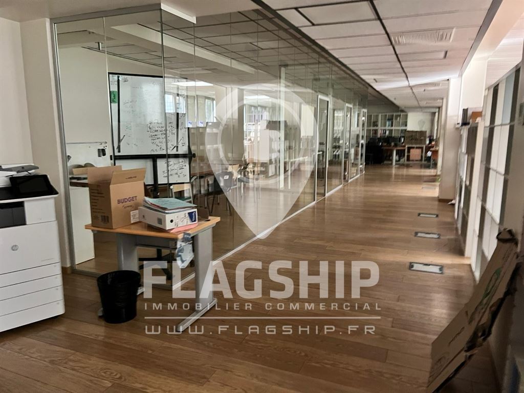 Retail in Montreuil for sale Building Photo- Image 1 of 8