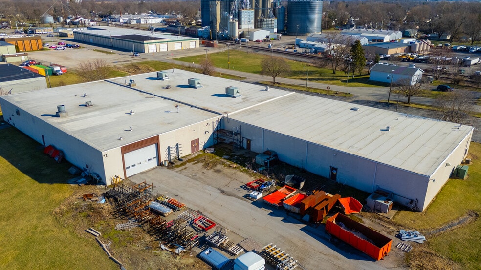 367 W 1st St, South Whitley, IN à vendre - Photo du bâtiment - Image 2 de 6