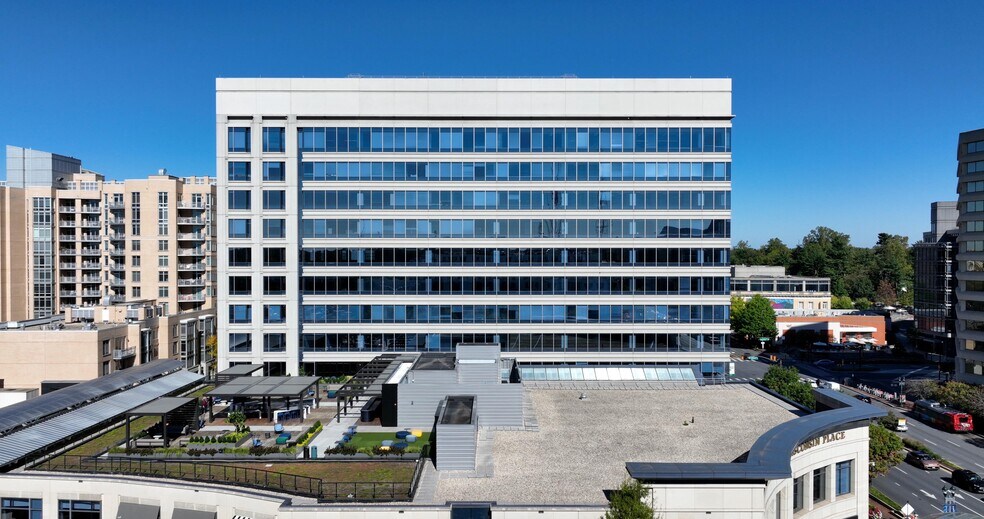 5404 Wisconsin Ave, Chevy Chase, MD à louer - Photo du bâtiment - Image 3 de 45