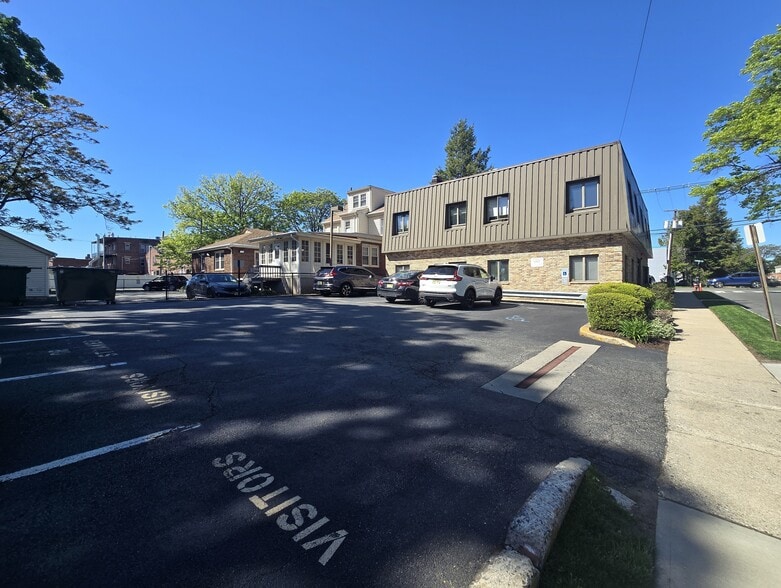 359 Centre St, Nutley, NJ à vendre - Photo du bâtiment - Image 2 de 16