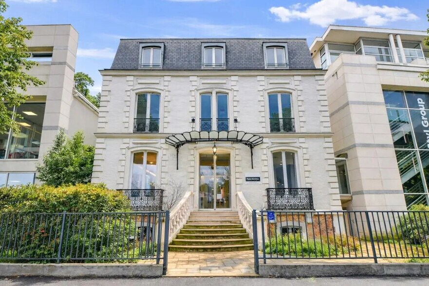 24-25 Quai Du President Carnot, Saint-Cloud for sale - Building Photo - Image 2 of 20