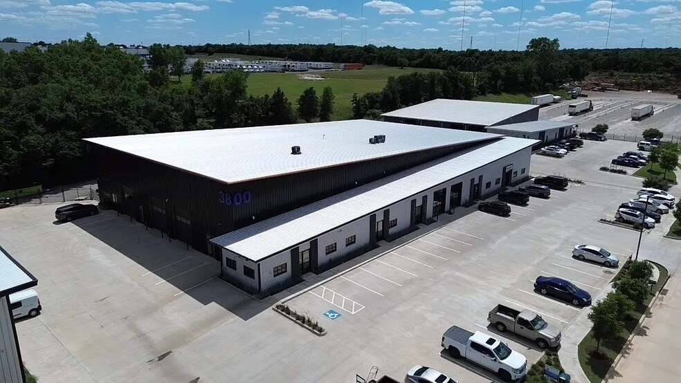 3800 NE 104th St, Oklahoma City, OK à louer - Aérien - Image 2 de 12