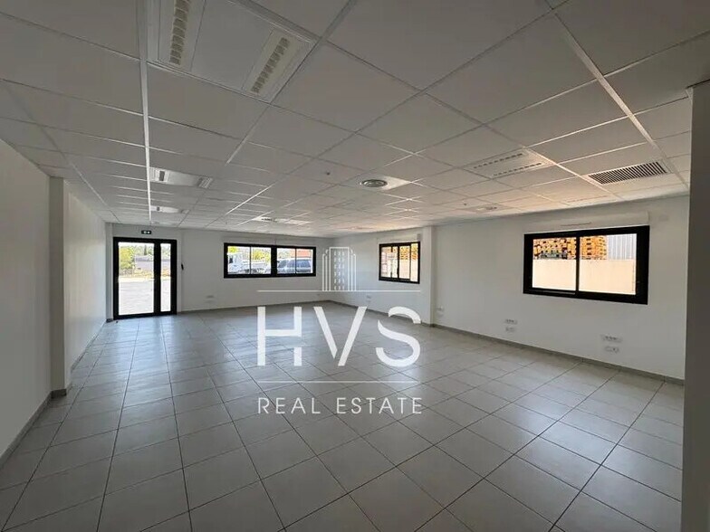 Flex in Gardanne for lease - Interior Photo - Image 2 of 4