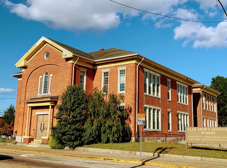 387 Broad St, Central Falls, RI à vendre - Photo du bâtiment - Image 1 de 1