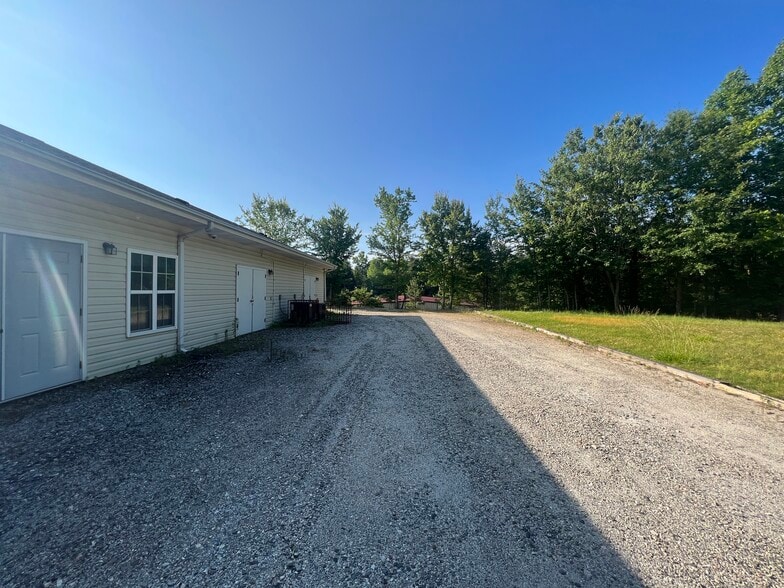 166 Commerce Pky, Cornelia, GA for lease - Building Photo - Image 2 of 7