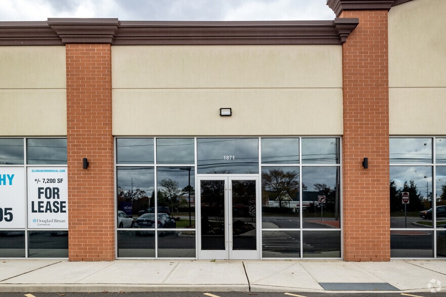1871 Old Country Rd, Riverhead, NY for lease - Building Photo - Image 2 of 5