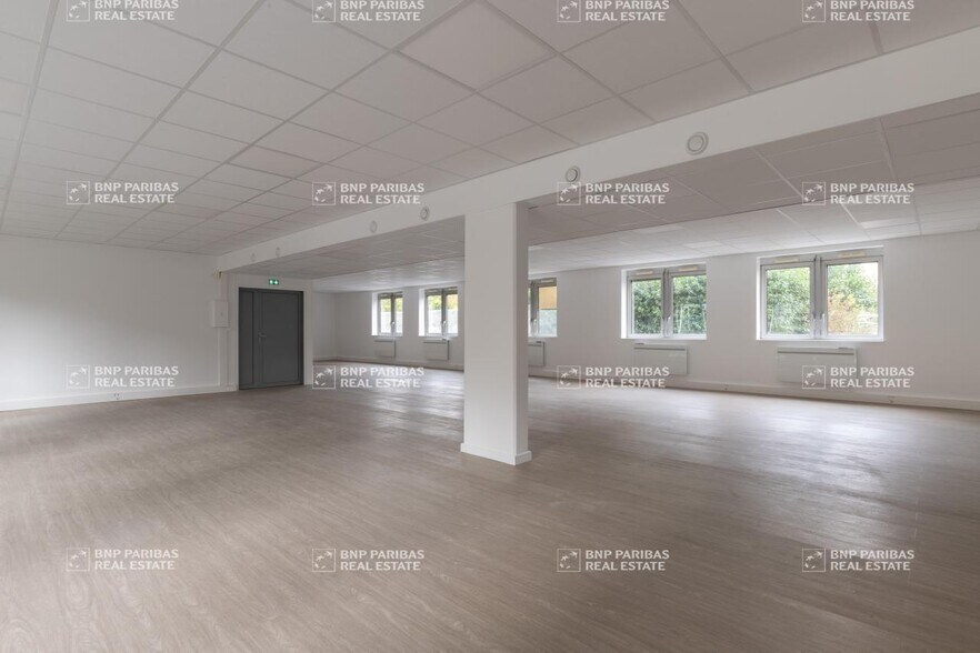 7 Rue Jean Mermoz, Versailles for lease - Interior Photo - Image 2 of 11