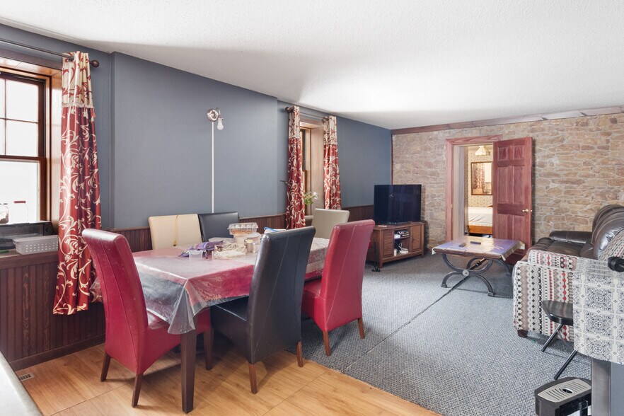 4712 220th Trl, Amana, IA à vendre - Photo du bâtiment - Image 2 de 47