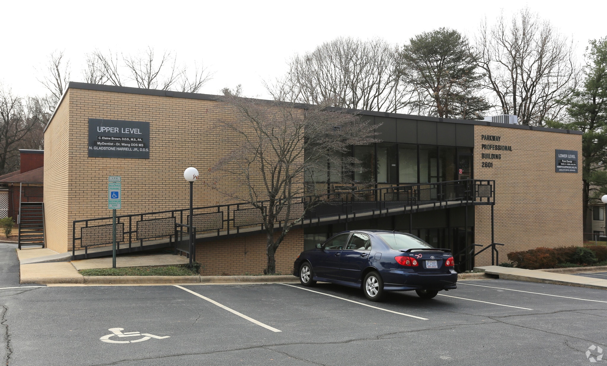 2601 Oakcrest Ave, Greensboro, NC à louer Photo principale- Image 1 de 9