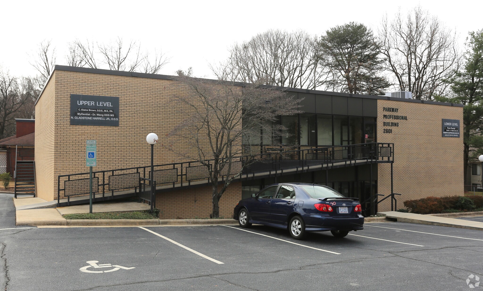 2601 Oakcrest Ave, Greensboro, NC for lease Primary Photo- Image 1 of 9