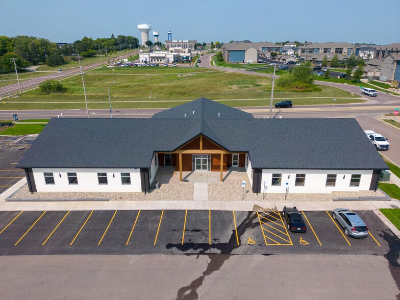 7520 S Grand Arbor Ct, Sioux Falls, SD for lease - Primary Photo - Image 1 of 7