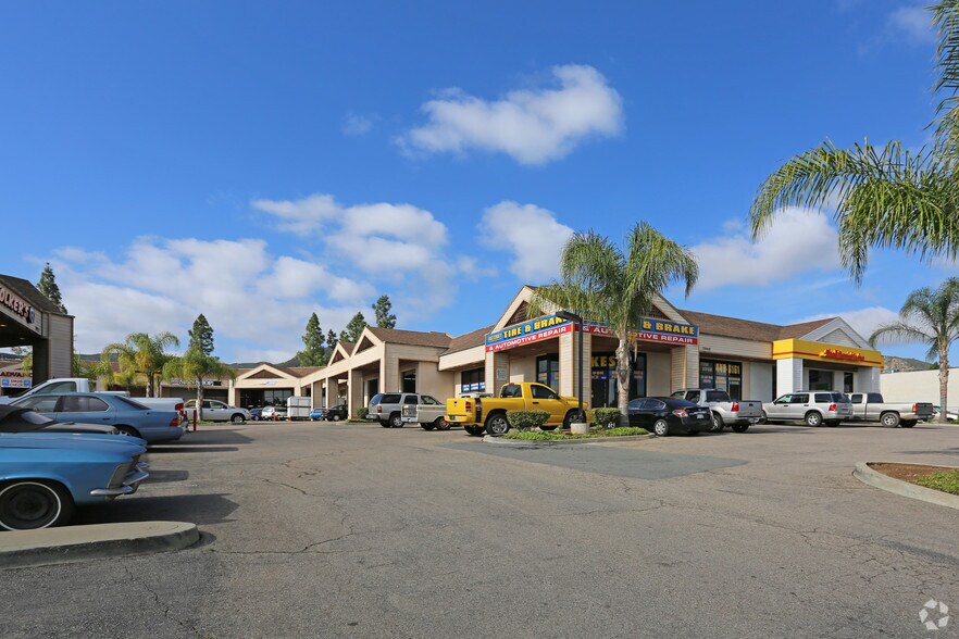 7945 Mission Gorge Rd, Santee, CA à louer - Photo du bâtiment - Image 1 de 11