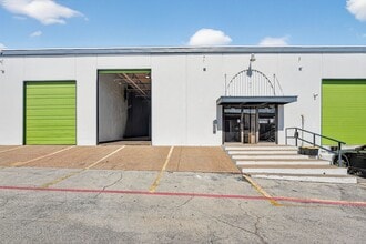 104-142 S Collins St, Arlington, TX for lease Building Photo- Image 1 of 3