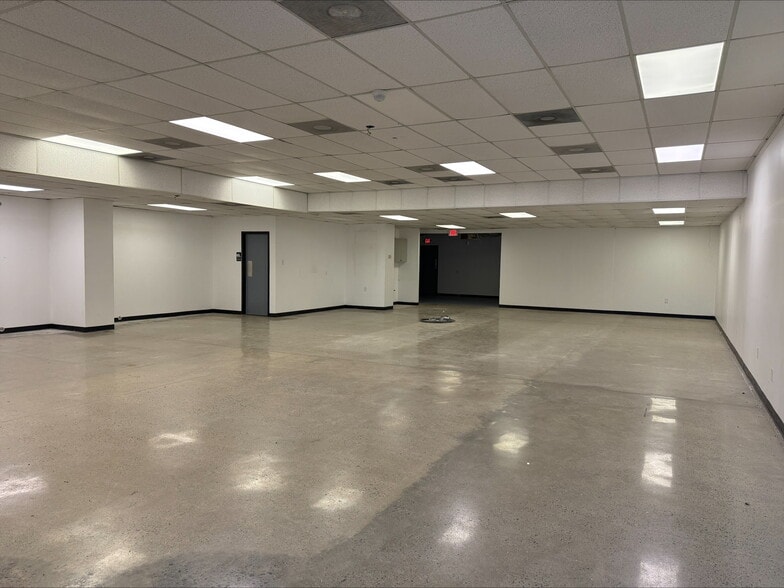 1080 N Cobb Pky, Marietta, GA for lease - Interior Photo - Image 2 of 7