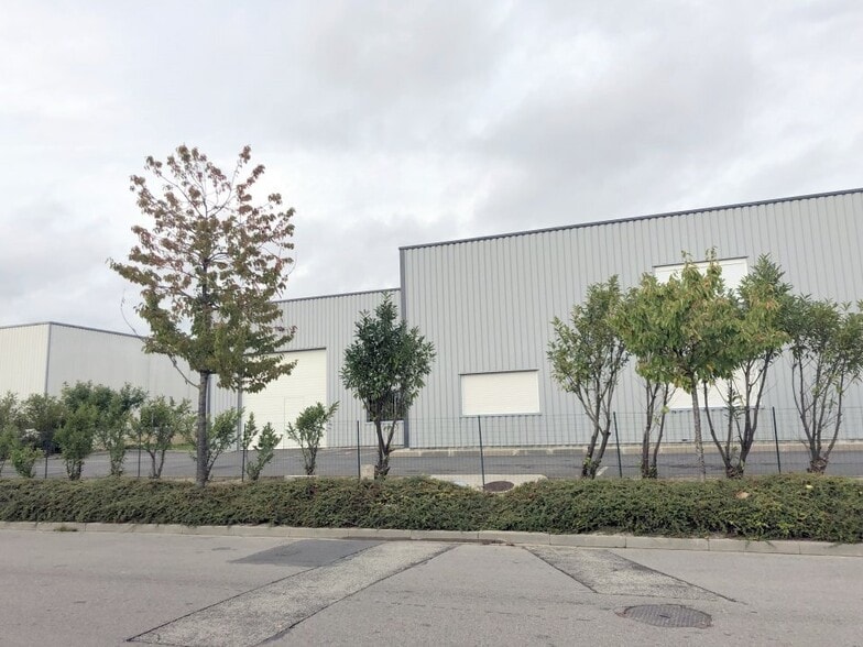 Industrial in Reims for lease - Building Photo - Image 2 of 4