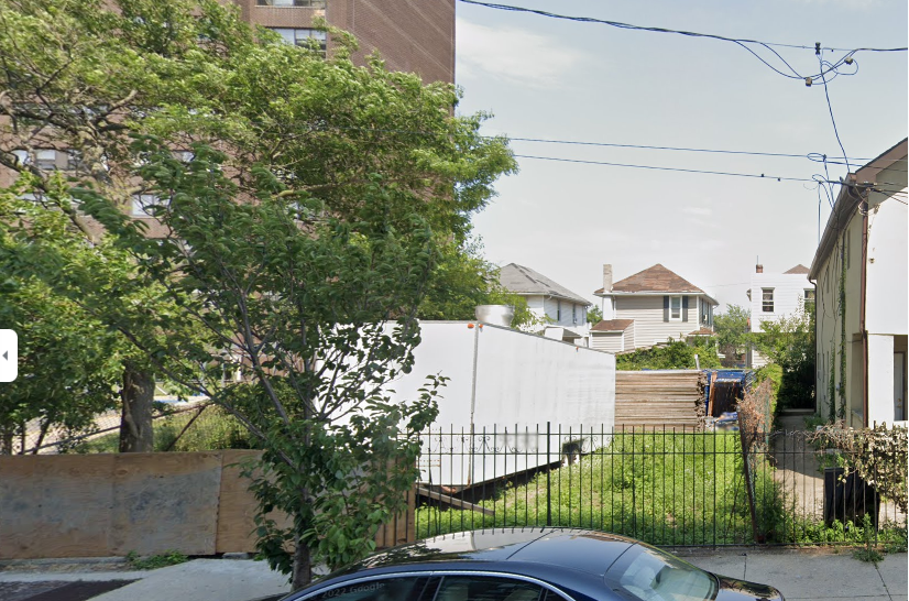 322 Beach 32nd St, Far Rockaway, NY for sale Primary Photo- Image 1 of 1