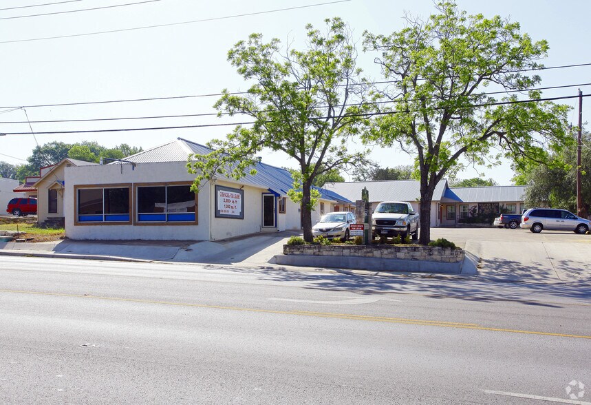 843 Sidney Baker St, Kerrville, TX à louer - Photo du bâtiment - Image 2 de 3