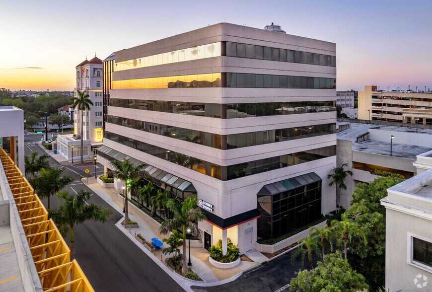 1001 3rd Ave W, Bradenton, FL à louer - Photo du bâtiment - Image 2 de 6