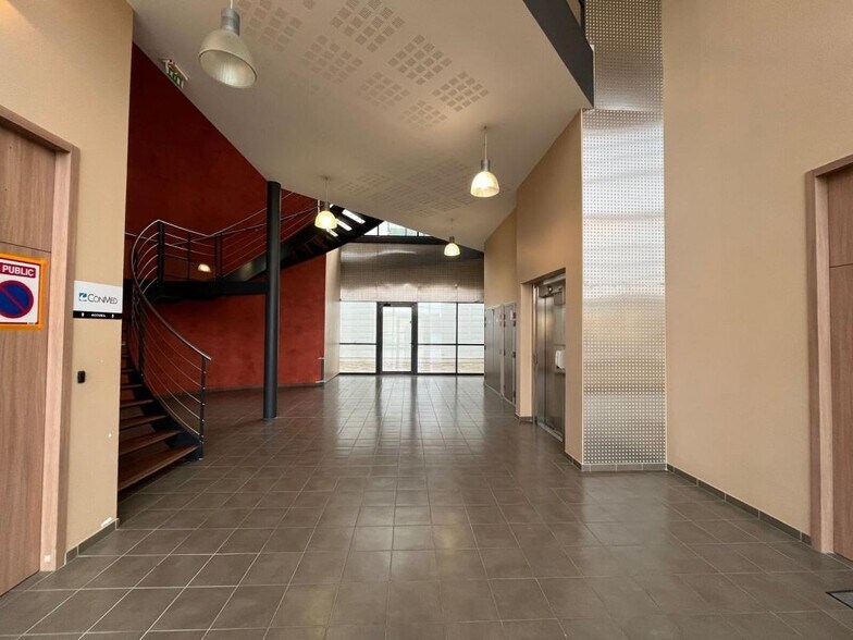 Office in Saint-Priest for lease - Building Photo - Image 3 of 11
