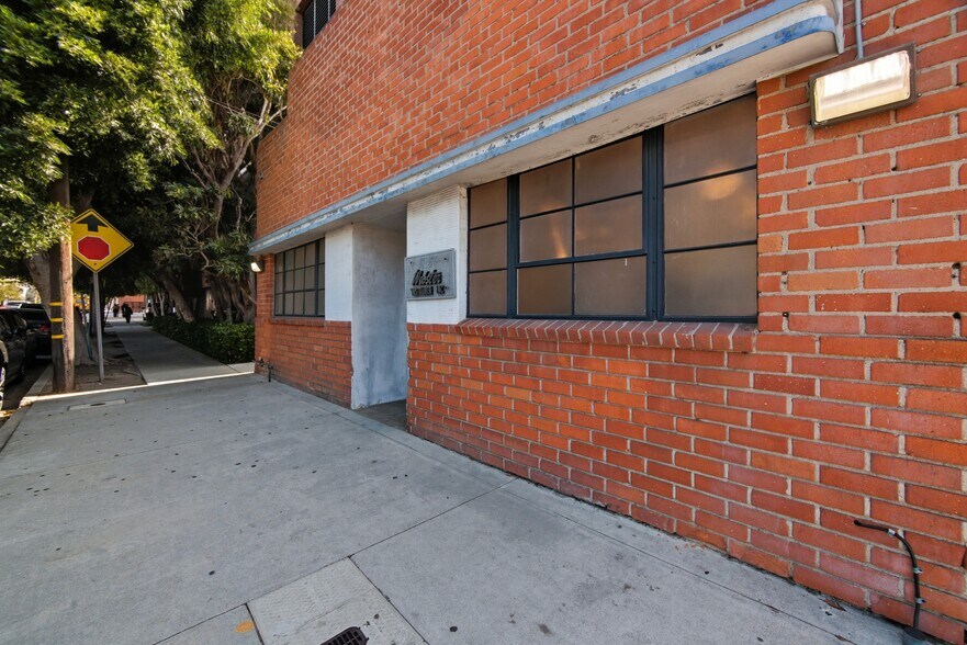 11856 Mississippi Ave, Los Angeles, CA à vendre - Photo du bâtiment - Image 1 de 25