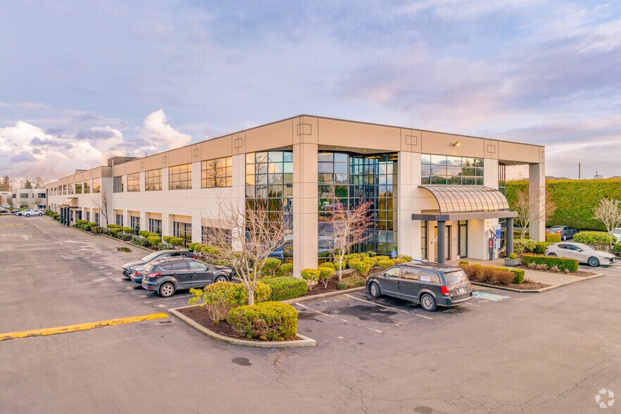 7455 132nd St, Surrey, BC à louer - Photo du bâtiment - Image 2 de 17