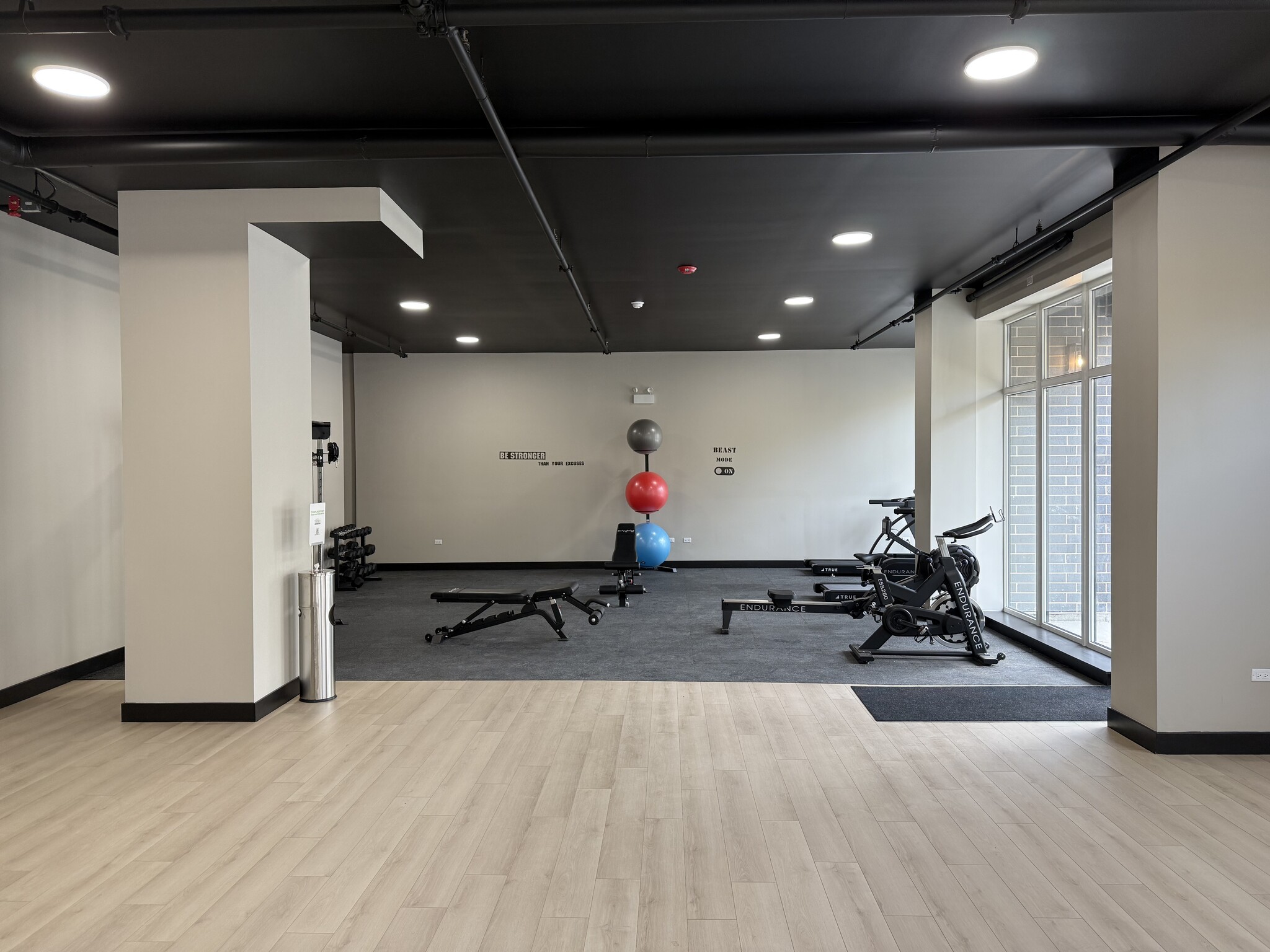 3043 W Irving Park Rd, Chicago, IL for lease Interior Photo- Image 1 of 8