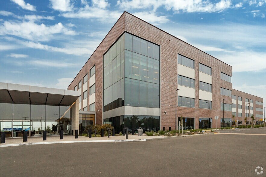 4191 E Commerce Way, Sacramento, CA à louer - Photo du bâtiment - Image 2 de 9
