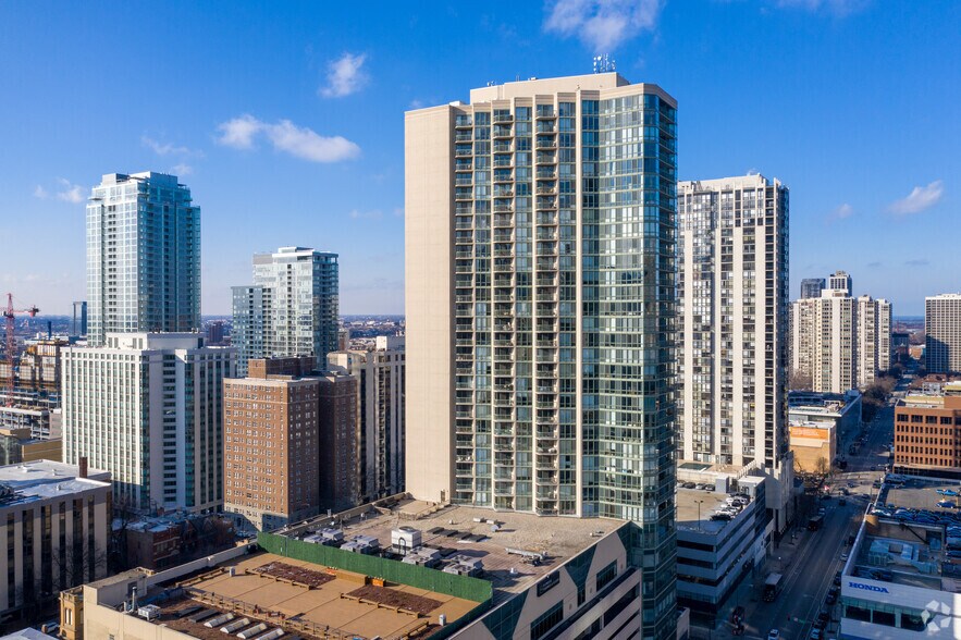 1030 N Clark St, Chicago, IL à louer - Photo du bâtiment - Image 2 de 12