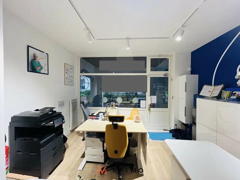 Bureau dans Poissy à louer - Photo du bâtiment - Image 2 de 8