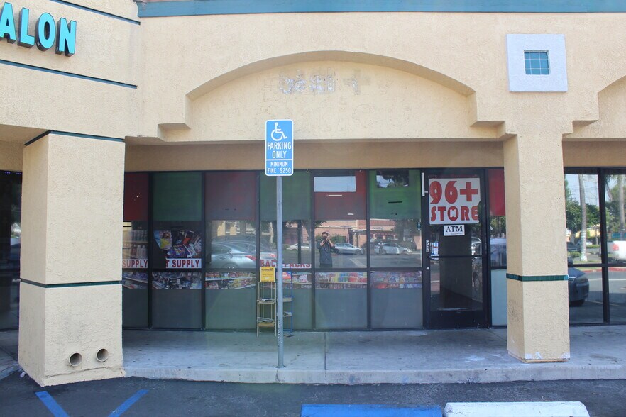 8111 Rosecrans Ave, Paramount, CA à louer - Photo du bâtiment - Image 2 de 7