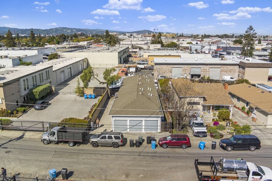 757 Warrington Ave, Redwood City, CA à vendre - Photo du bâtiment - Image 2 de 12