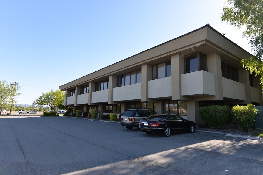 1755 E Plumb Ln, Reno, NV à louer - Photo du bâtiment - Image 3 de 7