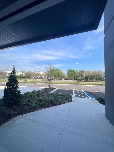 8340 Southpark Cir, Orlando, FL à louer - Photo du bâtiment - Image 3 de 8