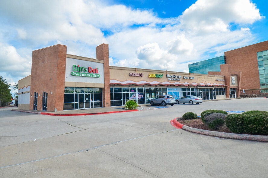 8050 N Sam Houston Pky W, Houston, TX à louer - Photo du bâtiment - Image 2 de 29