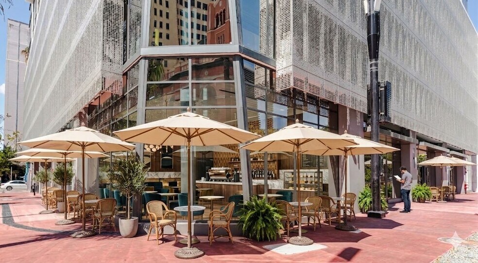 222 NE 1st Ave, Miami, FL à louer - Photo du bâtiment - Image 2 de 5