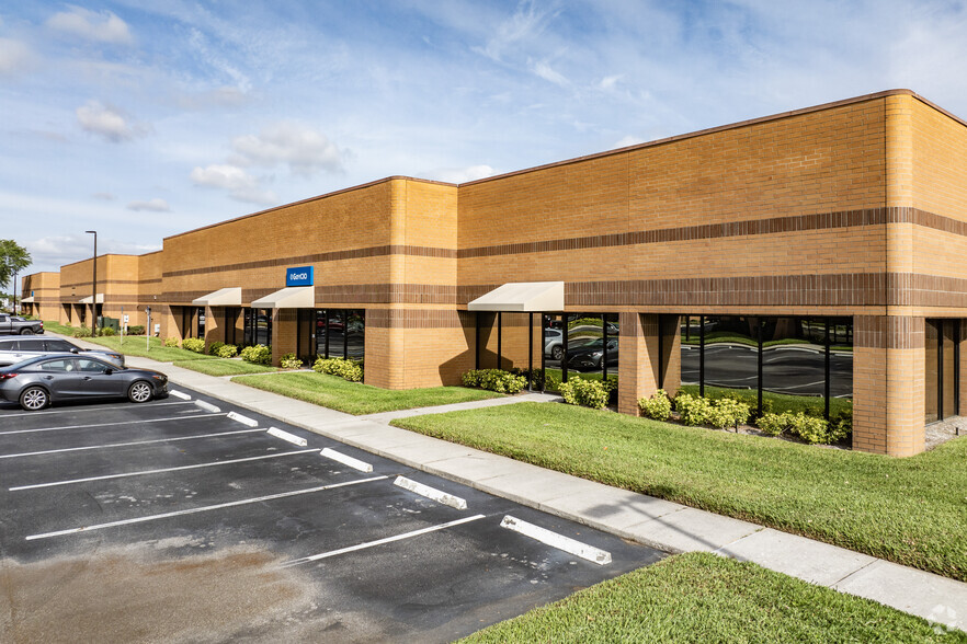 10500 University Center Dr, Tampa, FL for lease - Building Photo - Image 1 of 24