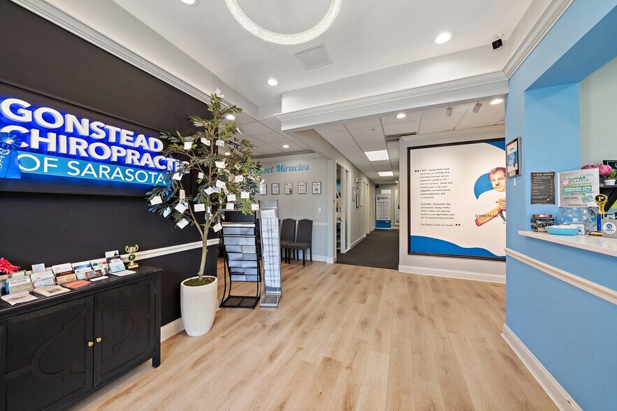 5652-5654 Marquesas Cir, Sarasota, FL à louer - Photo du bâtiment - Image 3 de 30