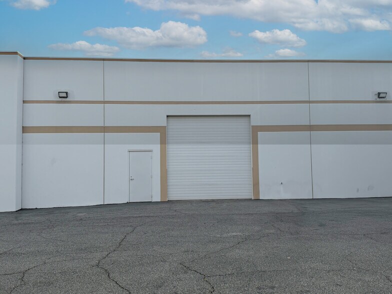 12038 Hertz St, Moorpark, CA à vendre - Photo du bâtiment - Image 3 de 4