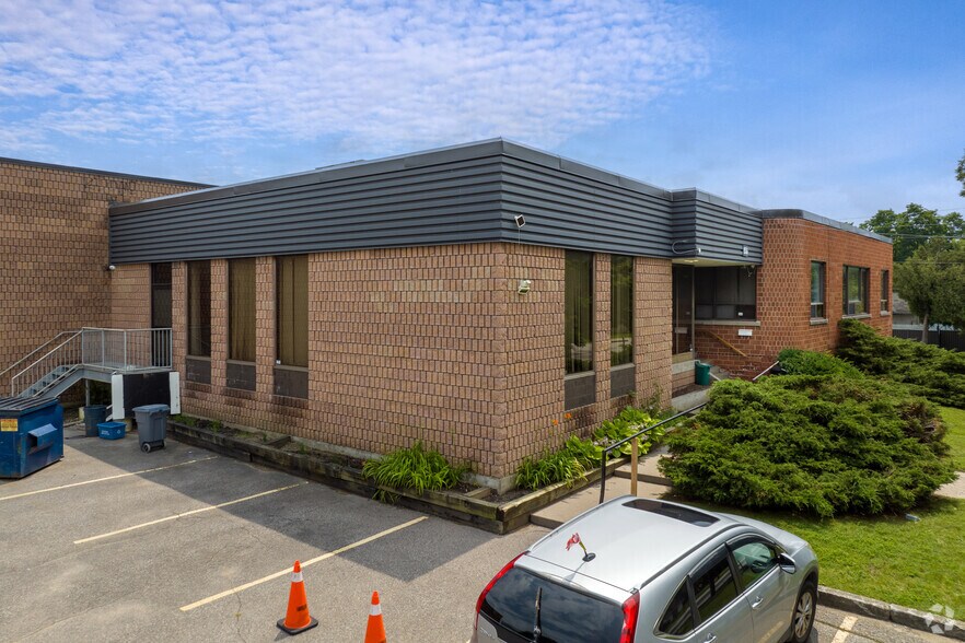 155 Edward St, Aurora, ON for lease - Building Photo - Image 3 of 5