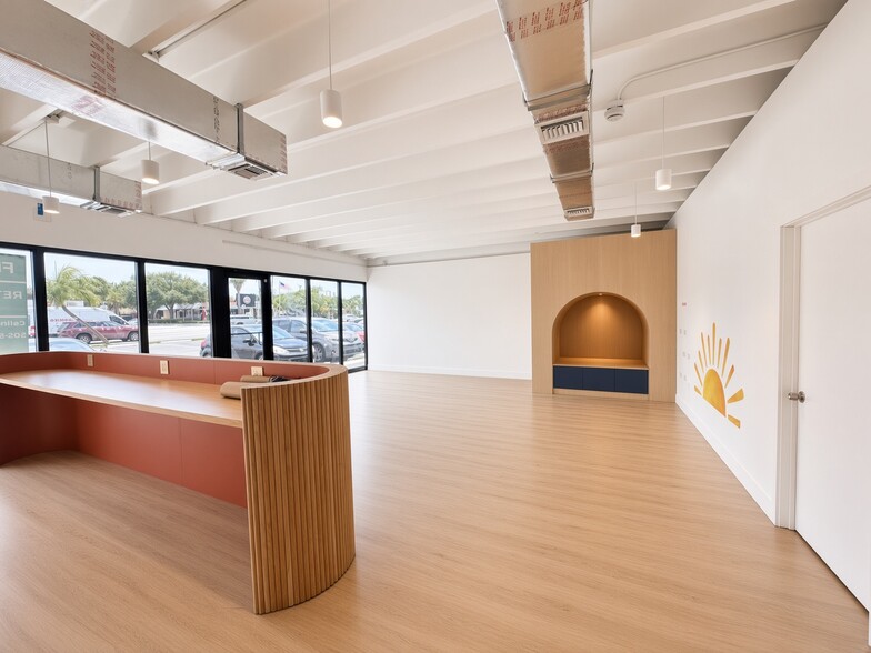 1925 NE 163rd St, North Miami Beach, FL for lease - Building Photo - Image 3 of 23