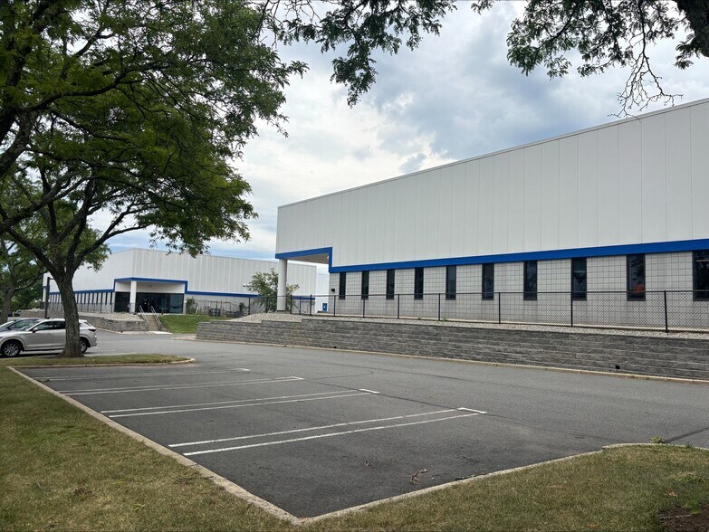 121 W Ethel Rd, Piscataway, NJ à louer - Photo du bâtiment - Image 2 de 2