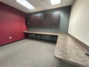 390 Congress Pky, Crystal Lake, IL for lease Interior Photo- Image 2 of 11