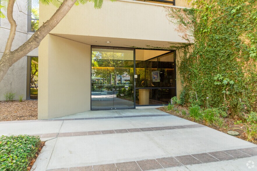 21255 Califa St, Woodland Hills, CA à vendre - Photo du bâtiment - Image 2 de 5