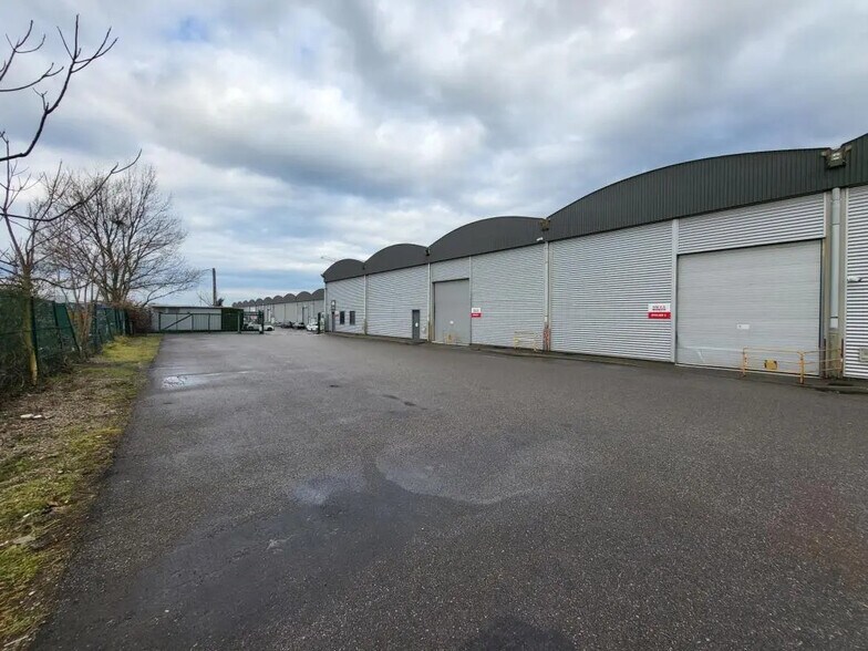 Flex in Saint-Priest for lease - Building Photo - Image 1 of 7