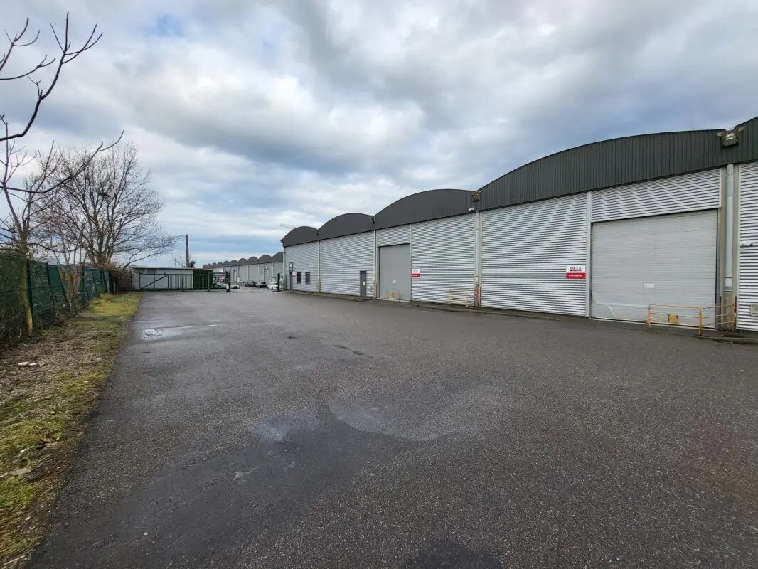 Flex dans Saint-Priest à louer Photo du bâtiment- Image 1 de 8