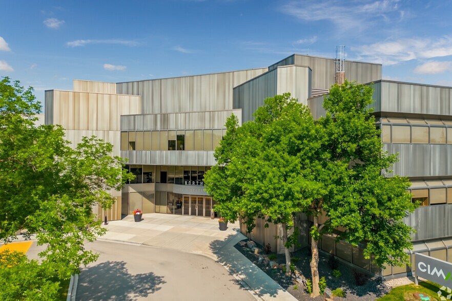 6815 8th St NE, Calgary, AB à louer - Photo du bâtiment - Image 2 de 25