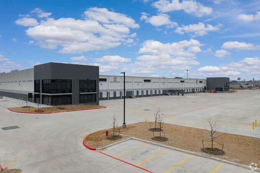 Eckhert Rd, San Antonio, TX à louer - Photo du bâtiment - Image 2 de 26
