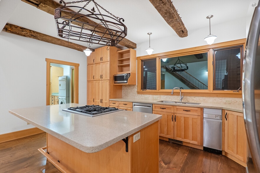 243 Ridgeline Dr, Brevard, NC for sale - Interior Photo - Image 3 of 100