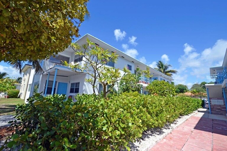 7805 Crespi Blvd, Miami Beach, FL à vendre - Photo du bâtiment - Image 1 de 33